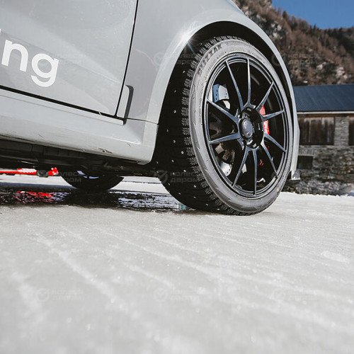 Bridgestone Blizzak Spike-02 SUV 215/70 R16 100T